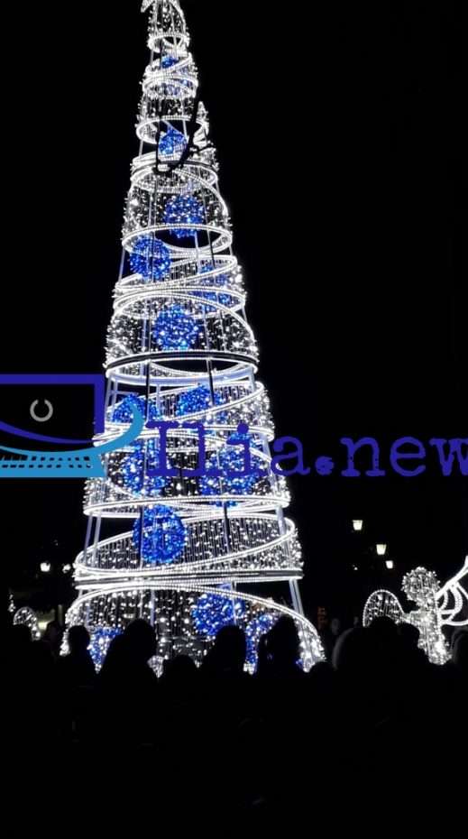 Εντυπωσιακή η φωταγώγηση του Χριστουγεννιάτικου δέντρου στην κεντρική πλατεία Πύργου!
