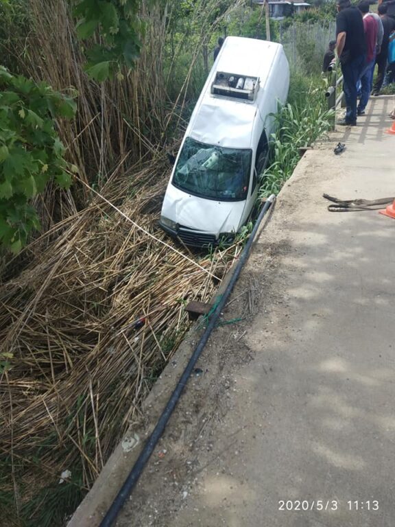 Αυτοκίνητο έπεσε από γέφυρα στη Νέα Μανωλάδα