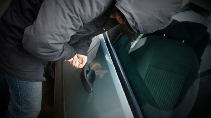 Συνελήφθη άνδρας στην Ηλεία για διάπραξη κλοπών σε αυτοκίνητα που στάθμευαν σε παραλίες