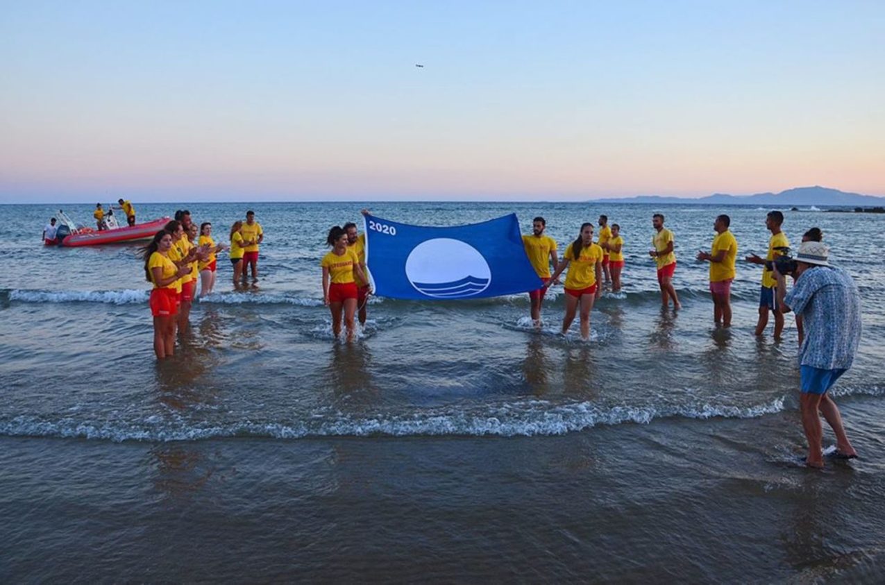 Στο Αρκούδι κυματίζει η Γαλάζια σημαία - Ανάλογες τελετές θα γίνουν και στις παραλίες Γλύφας και Θινών Βαρθολομιού