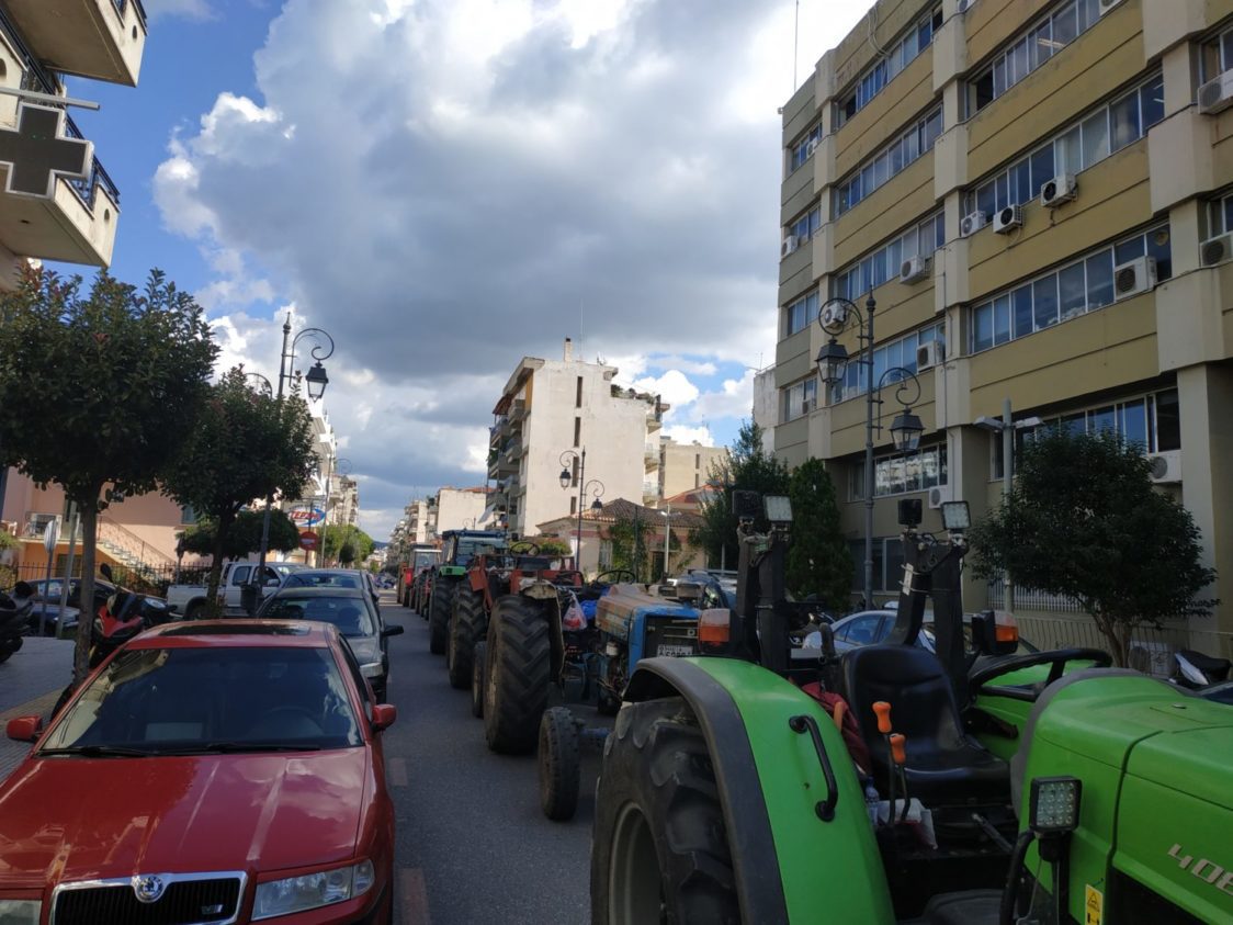 ΟΑΣΗ: Μαχητική συγκέντρωση στον κόμβο Αγ. Γεωργίου και πορεία με τρακτέρ και αγροτικά στους κεντρικούς δρόμους του Πύργου