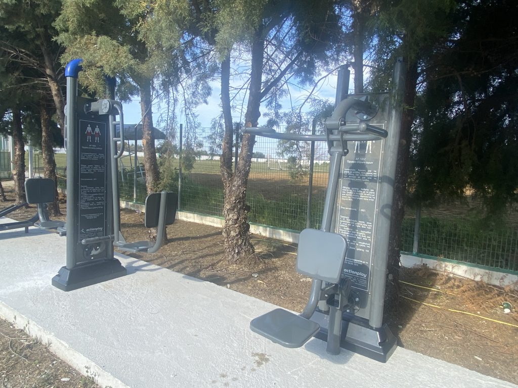 Δήμος Ανδραβίδας-Κυλλήνης:Τοποθετήθηκαν και τα όργανα γυμναστικής στο γήπεδο της Βάρδας