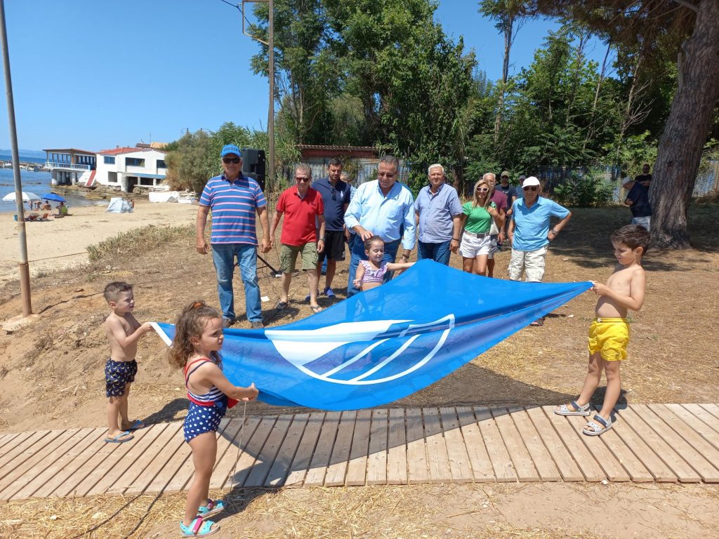 Δήμος Πηνειού: Κυματίζει η Γαλάζια σημαία στην παραλία Γλύφας -Αναρτήσεις σε Θίνες και Αρκούδι (photos)
